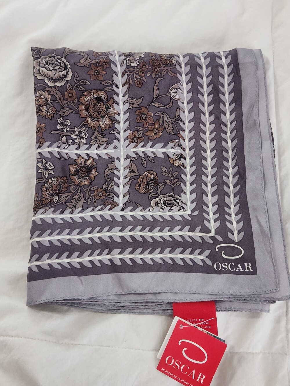 oscar de la renta scarf silk Gray Square 35"x 35", new with tags